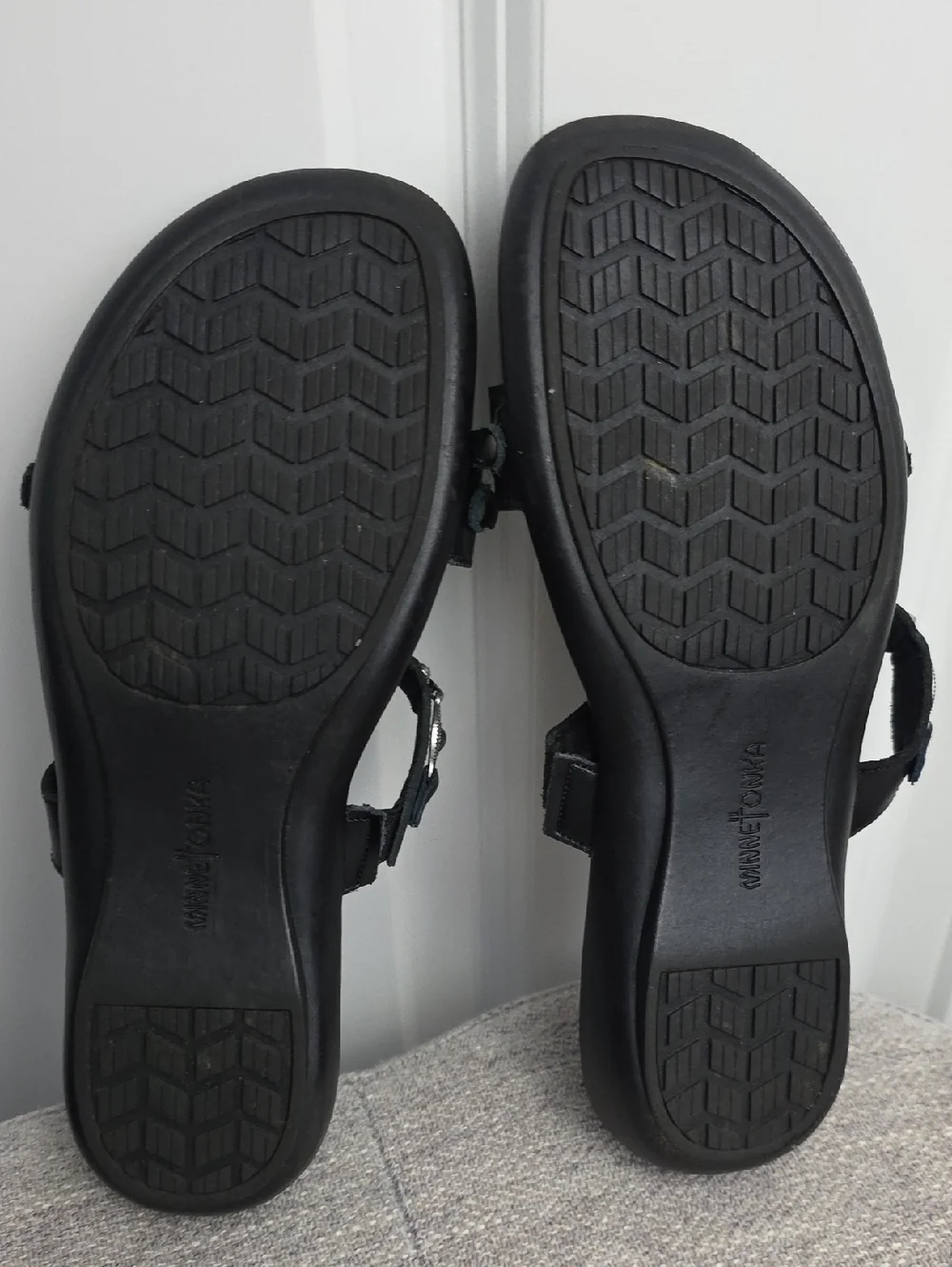 MinneTonka Boca Black Leather Silver Concho Embelished Open Toe Sandals Size 7